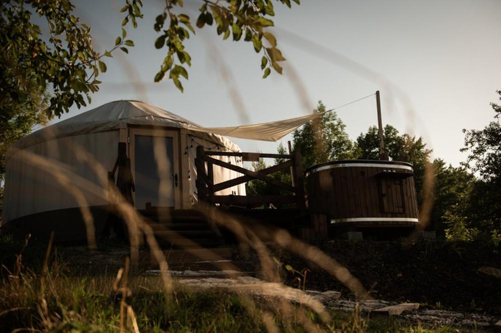 Jurty Z Widokiem, Prywatna Balia- Dzikolas Glamping Krasnobrod Exterior photo