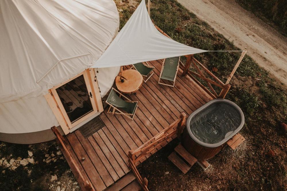 Jurty Z Widokiem, Prywatna Balia- Dzikolas Glamping Krasnobrod Exterior photo