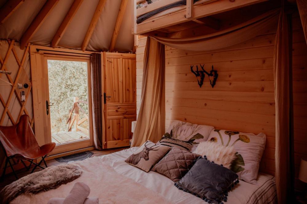 Jurty Z Widokiem, Prywatna Balia- Dzikolas Glamping Krasnobrod Exterior photo