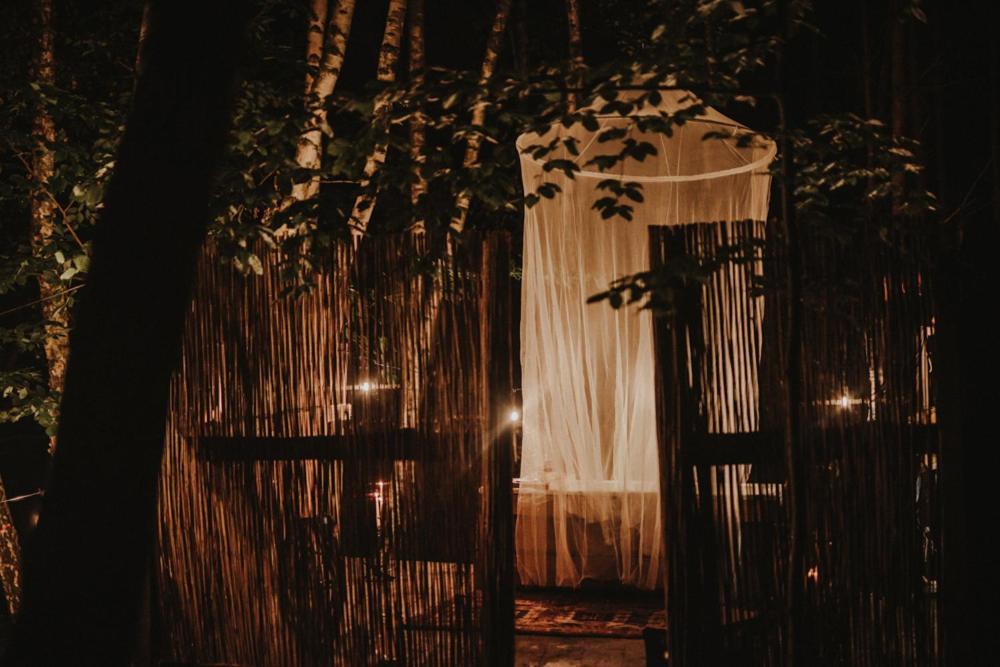 Jurty Z Widokiem, Prywatna Balia- Dzikolas Glamping Krasnobrod Exterior photo