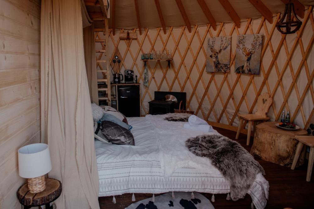 Jurty Z Widokiem, Prywatna Balia- Dzikolas Glamping Krasnobrod Exterior photo